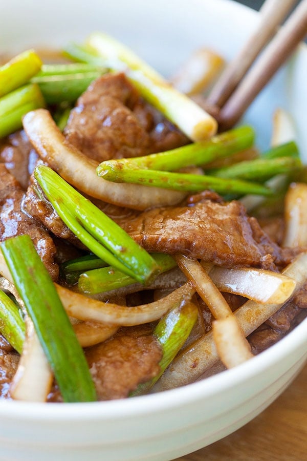 tender juicy beef stir-fry with onions and scallions in Chinese brown sauce.