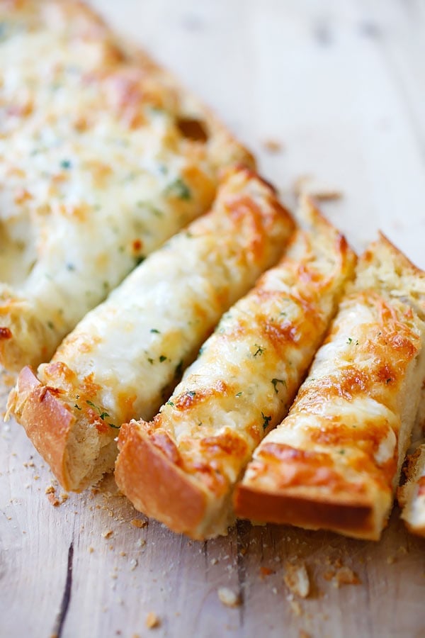 Easy and quick homemade Italian Cheesy Garlic Bread.