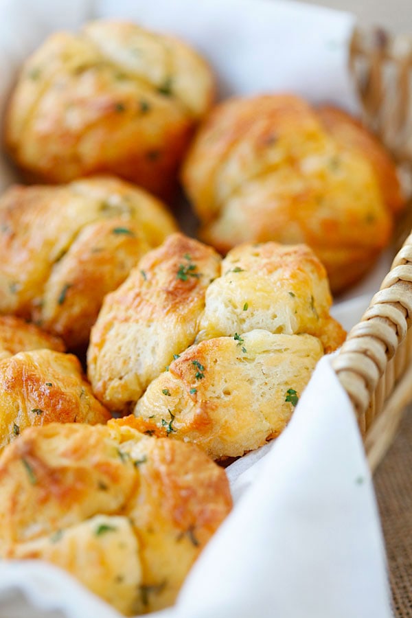 Easy and quick Cheesy Pull-Apart Rolls made with cheddar cheese.
