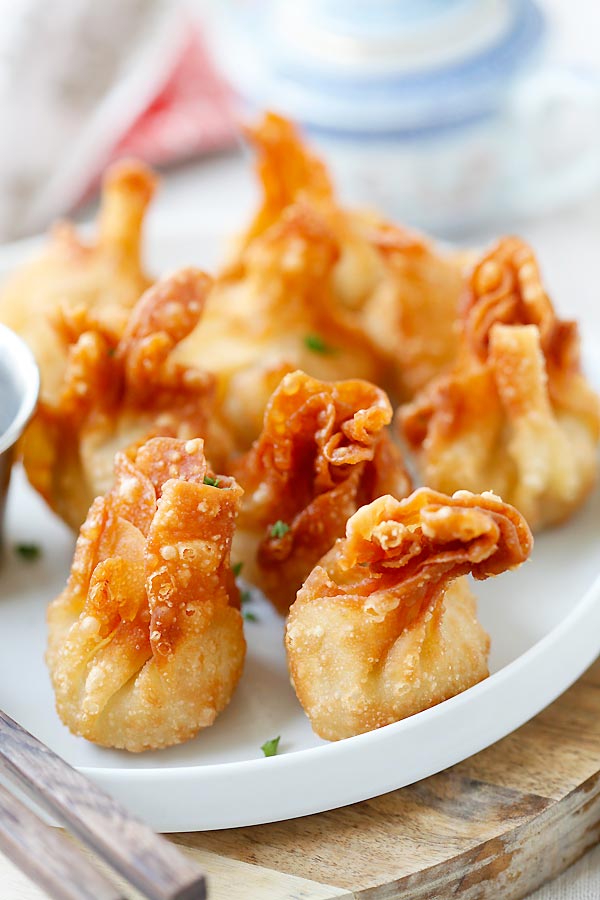 Using ground chicken to make fried chicken wontons.