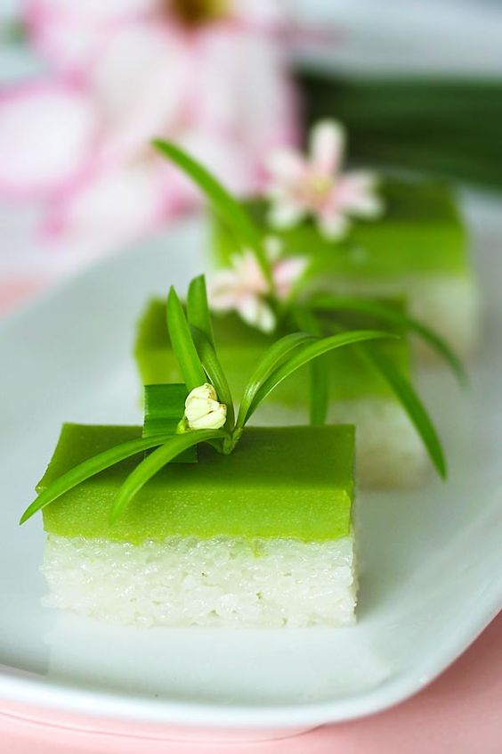 Seri Muka - amazing Malaysian kuih (sweet cake) made of glutinous rice, coconut milk, sugar and pandan leaves. Seri Muka is a dainty and yummy dessert | rasamalaysia.com