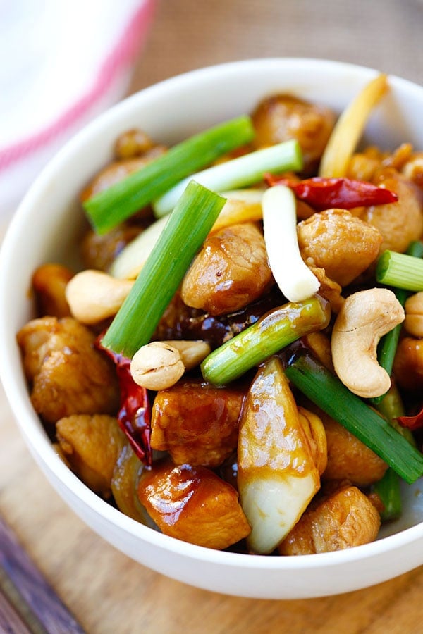 Easy and quick Asian stir-fry cashew nuts with chicken pieces ready to serve.