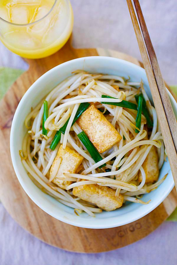 Bean sprouts recipe with fresh bean sprouts, tofu and scallion.
