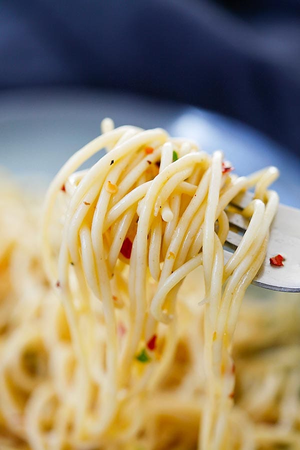 Sauteed Spaghetti pick with fork ready to serve.