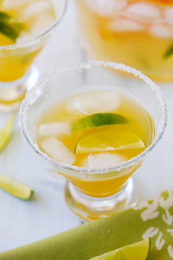 Einfache und die beste Orangen-Limetten-Margarita mit frischem Orangensaft, Limettensaft und Tequila.