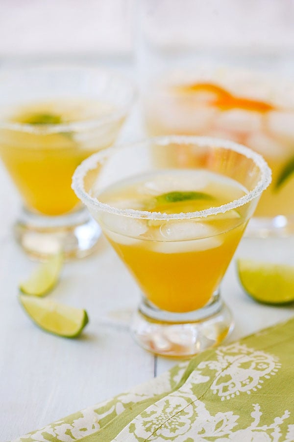 Margarita de laranja e lima servida em copos de cocktail.