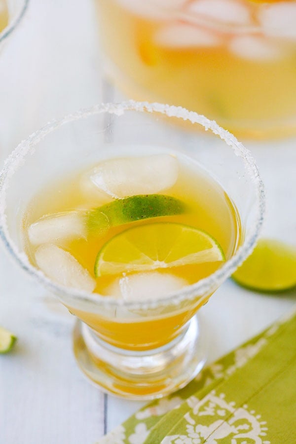 Easy homemade iced Orange-Lime Margarita klaar om te serveren.