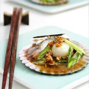 Steamed Scallops with Soy Sauce and Garlic Oil
