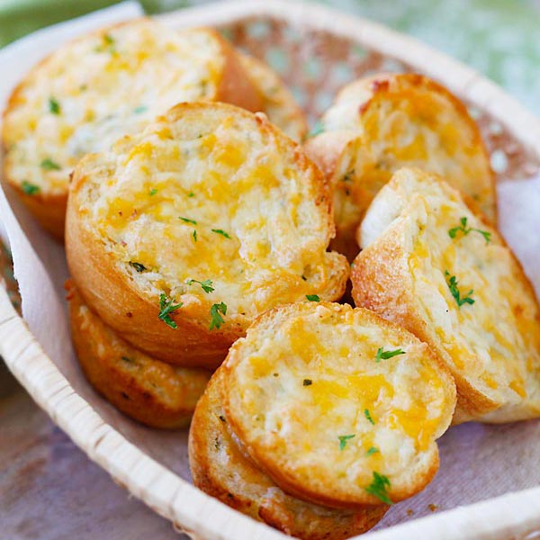 Cheesy Garlic Texas Toast (The Best Recipe!) - Rasa Malaysia