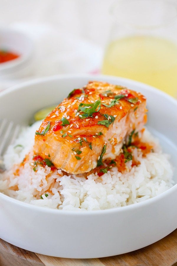 Salmon com molho de pimenta doce tailandesa em cima de arroz.