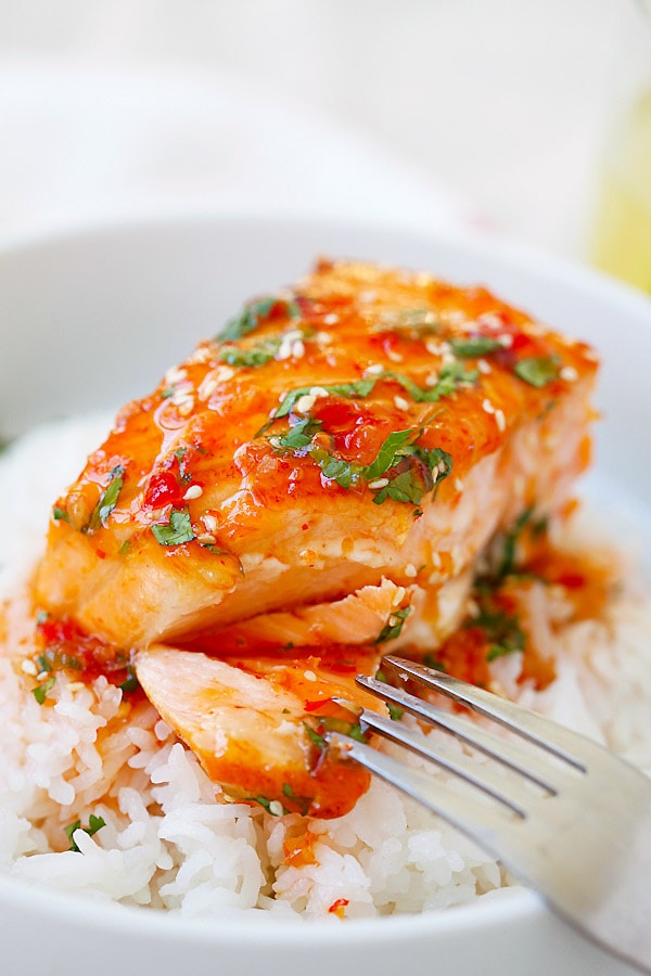 Salmon doce de pimentão rápido e fácil cortado com um garfo.