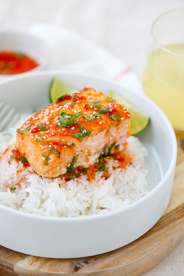 Salmão doce tailandês assado em cima de arroz numa tigela.