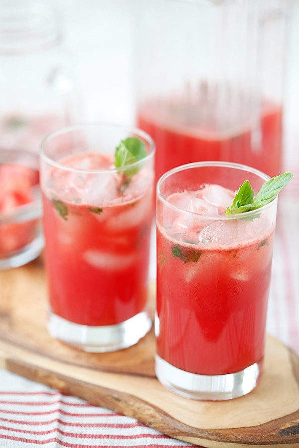  Erfrischendes und erstaunliches Cocktailrezept mit frischer Wassermelone, Tequila, Limettensaft und Minze.