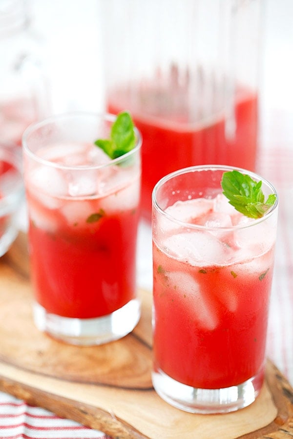 Einfaches und erstaunliches hausgemachtes Cocktailrezept mit frischer Wassermelone, Tequila, Limettensaft und Minze.