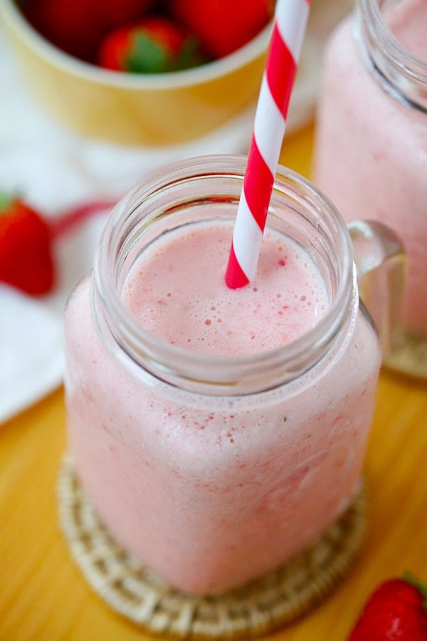 Jamba Juice strawberry smoothies copycat podávaný ve skleněné nádobě.