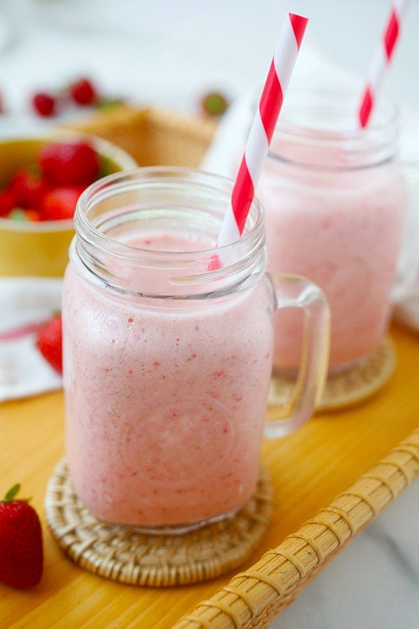 smoothies sauvages à la fraise au jus de Jamba sains prêts à servir.