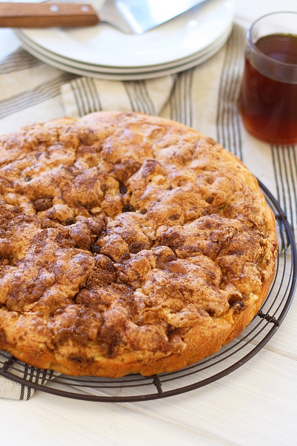 Easy homemade apple and coffee cake served in a cooling rack.