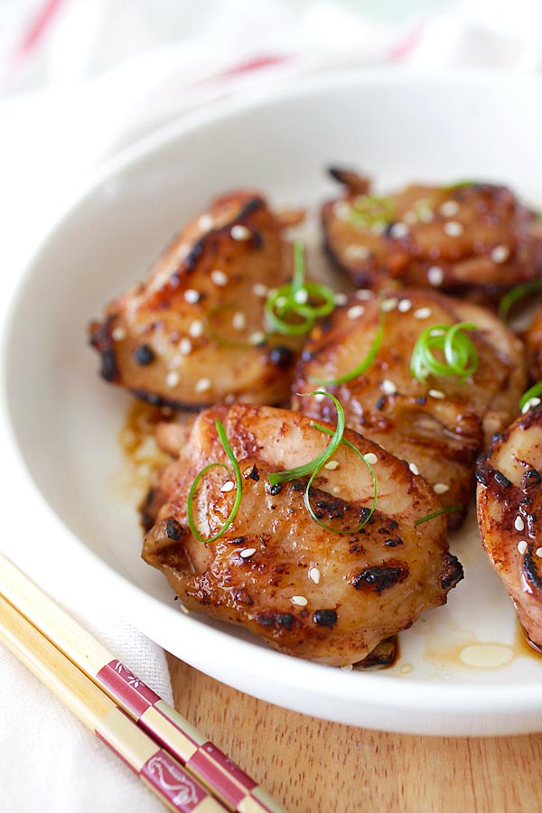  Poulet poêlé mariné aux sauces aux épices asiatiques.