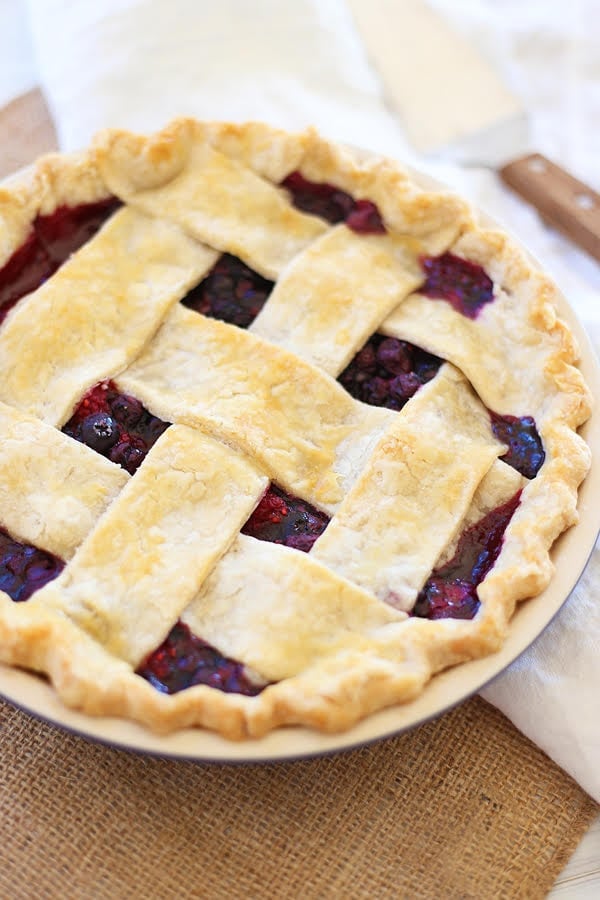 Easy and healthy homemade mixed berries pie.