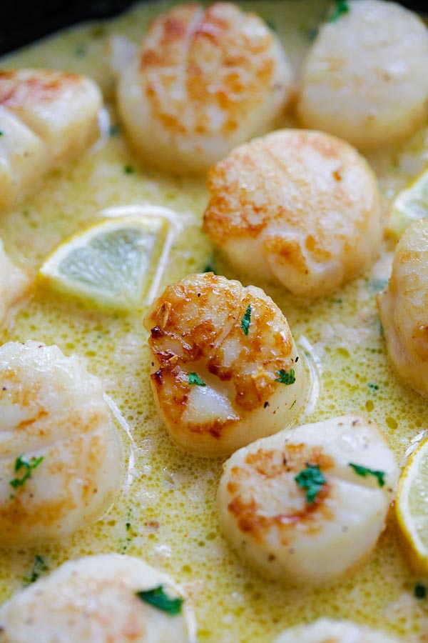 Easy sauteed scallops in rich and creamy lemon garlic sauce.
