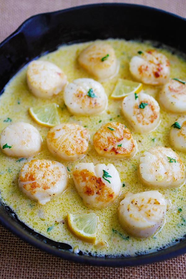 Scallops in creamy garlic sauce.