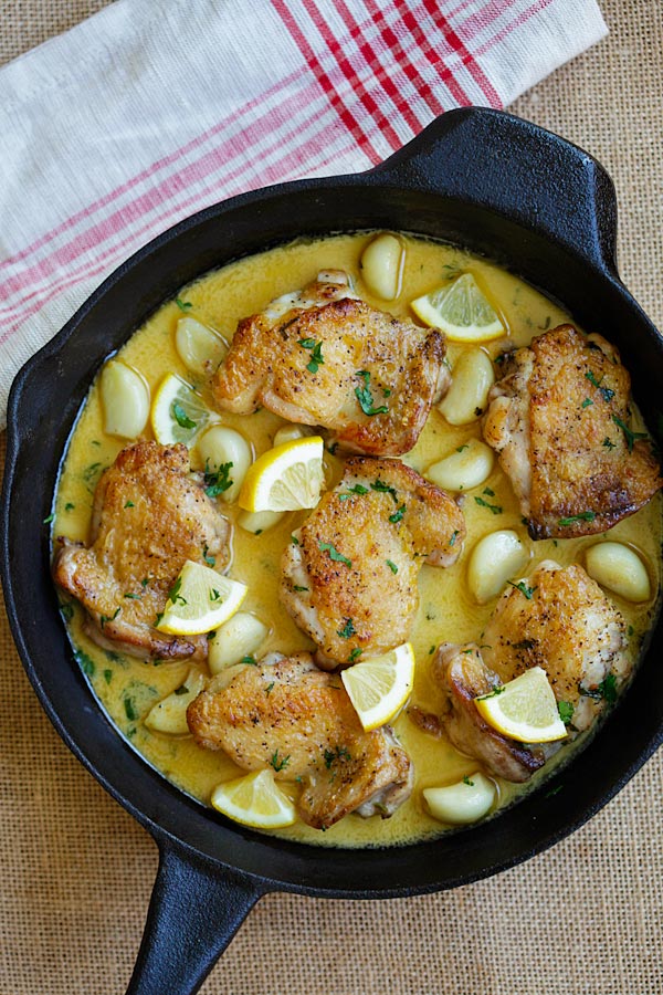 Quick andd easy Creamy Lemon Garlic Chicken in a skillet.