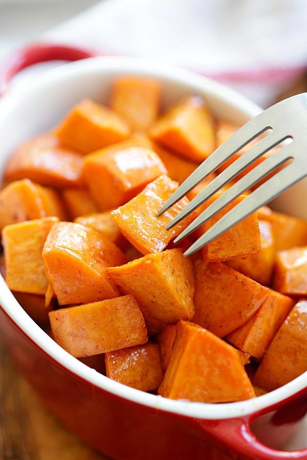 Roasted Sweet Potatoes mit Zimt und Honig mariniert, servierfertig.