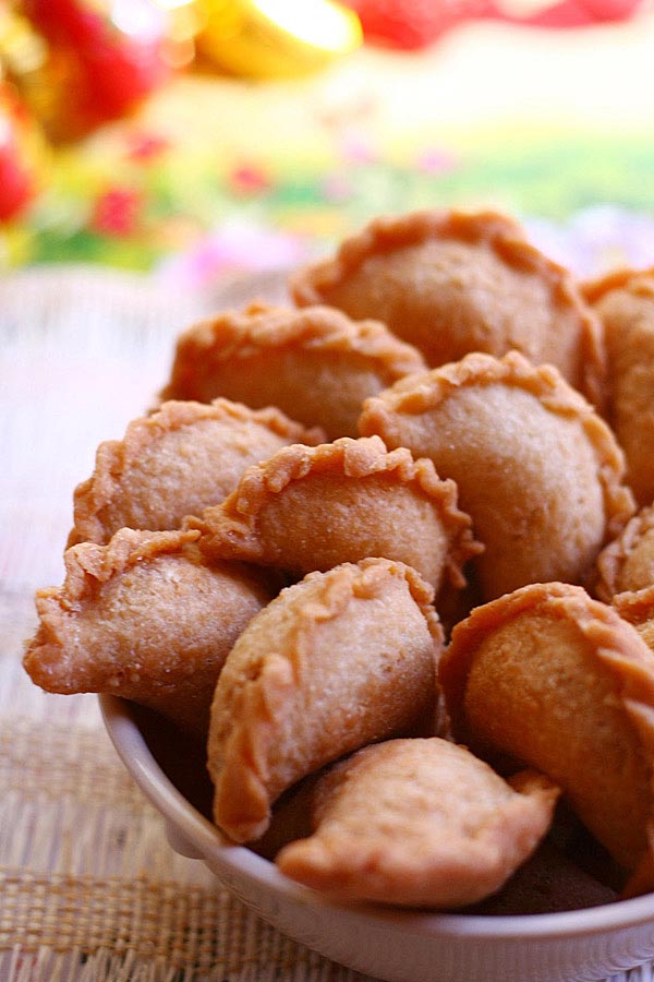 Delicious sweet ground peanut wrapped with crispy pastry shell.