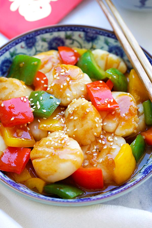 Healthy homemade Szechuan Scallops stir fry with brown sauce garnished with sesame seeds.