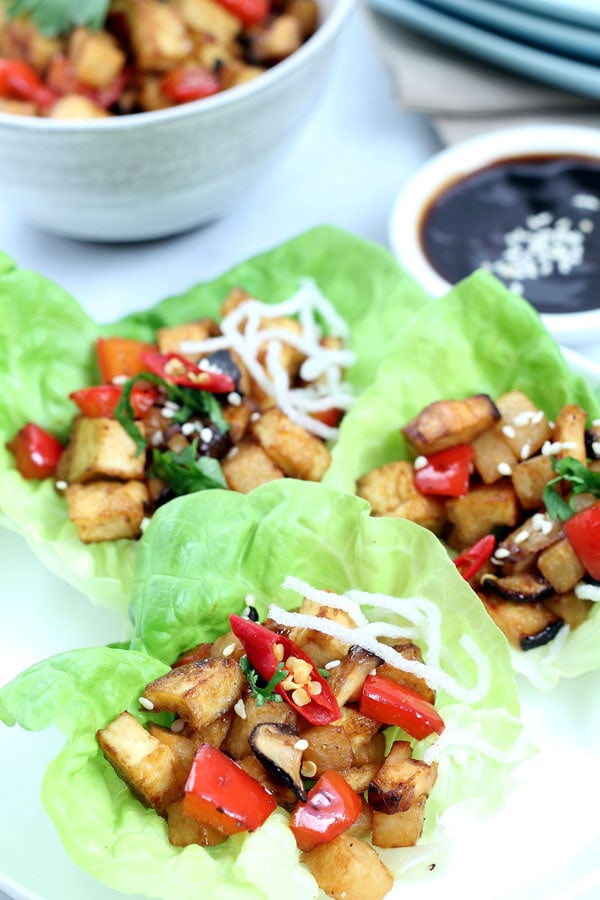Easy and low-carb vegetarian lettuce wraps with tofu, mushrooms and veggies.
