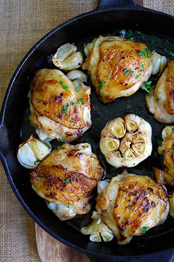 Easy and quick skillet chicken with garlic.