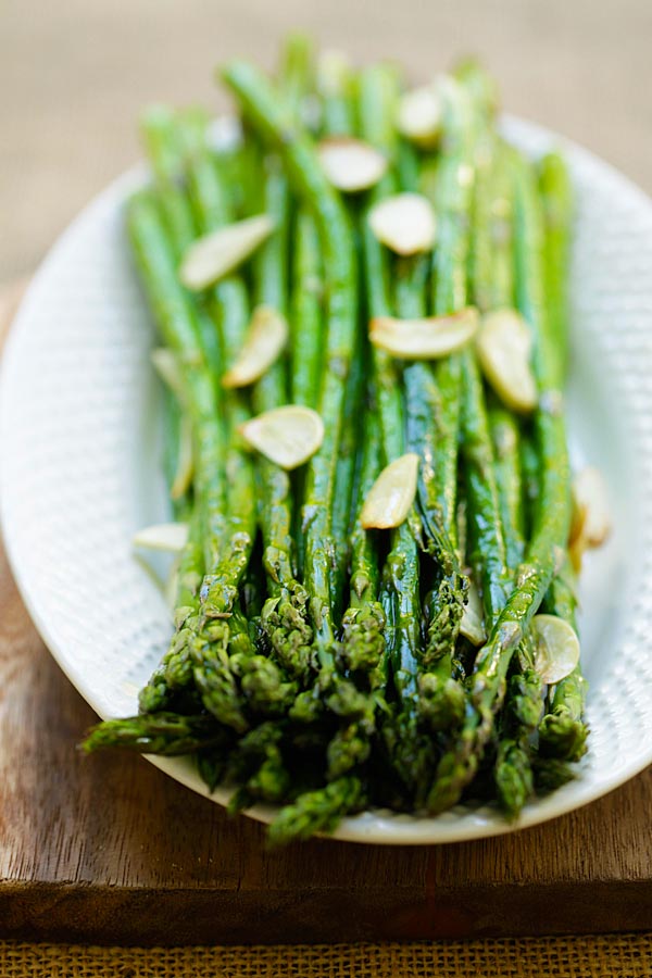 Easy recipe for roasted asparagus with garlic, ready to serve.