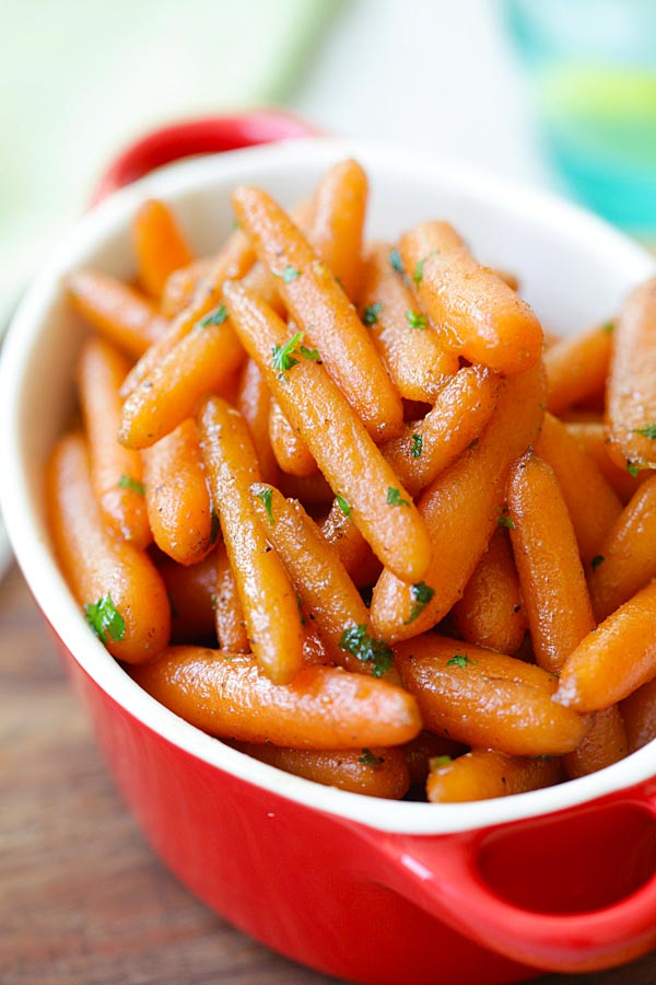 Tendres et délicieuses carottes confites qui ne prennent que 10 min à la poêle.