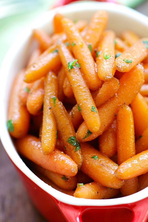 Skillet candied baby cenouras, prontas a servir.