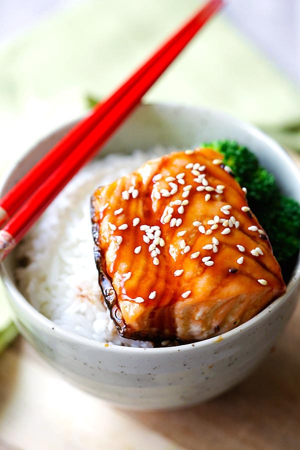 Salmon teriyaki bowl with moist and juicy pan-seared salmon with teriyaki sauce. This easy salmon teriyaki recipe takes only 4 ingredients.