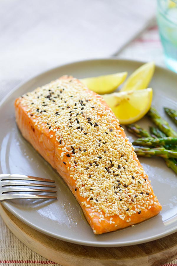 Easy and quick juicy sesame salmon recipe marinated with soy sauce, Thai sweet chili sauce, honey, vinegar and coated with sesame in a plate.