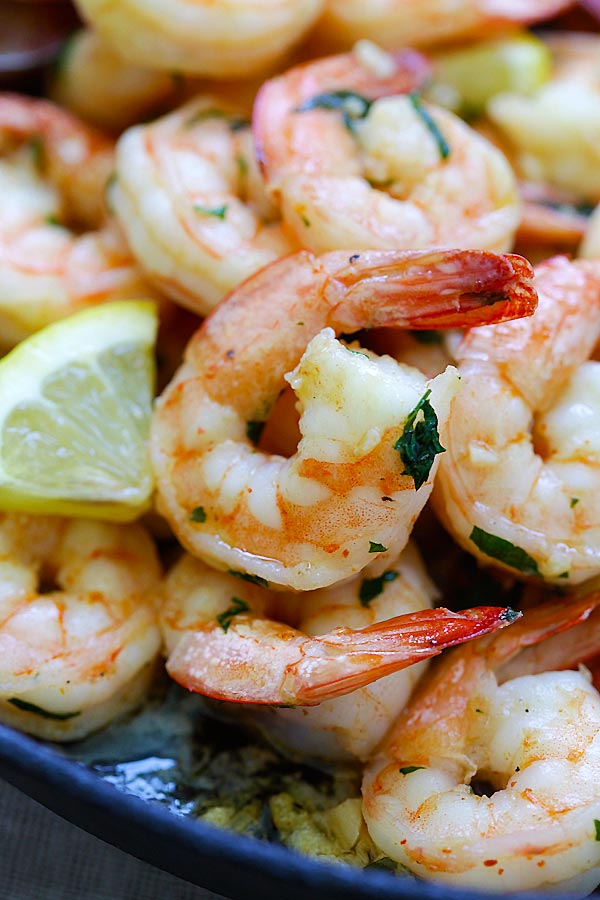 Healthy shrimp scampi on a skillet.