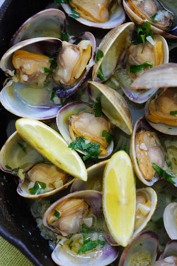 Close up sauteed clams with easy ingredients such as garlic butter, white wine and parsley.