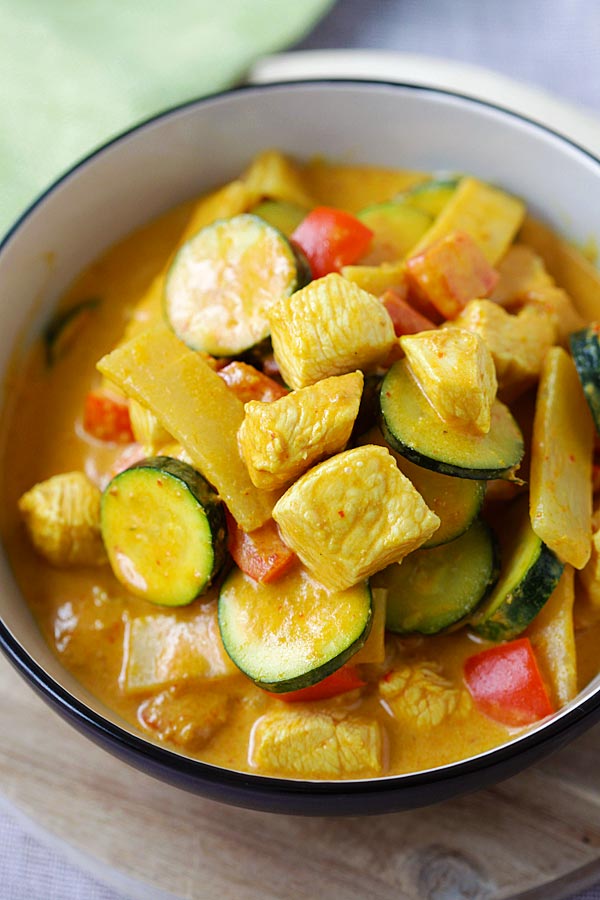 Yellow curry chicken recipe loaded with chicken, zucchini and bell peppers.