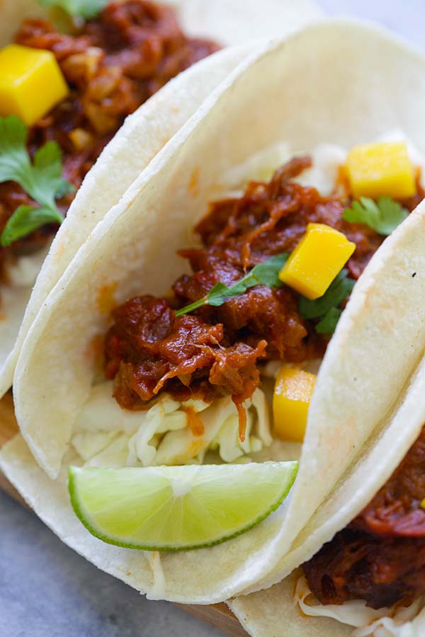 Quick and easy taco with pull beef and mango, ready to serve.