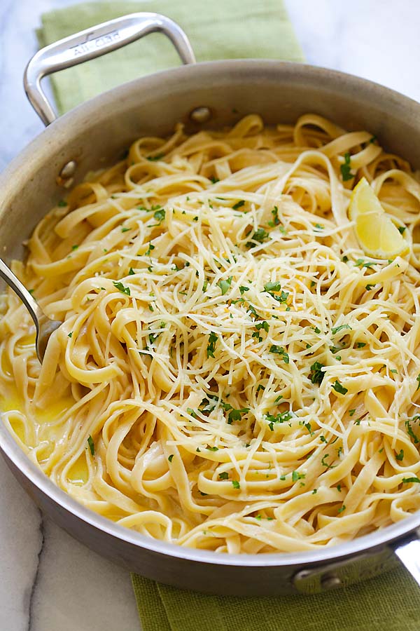 Easy and quick creamy Garlic Parmesan pasta with homemade creamy Parmesan cheese and garlic sauce.