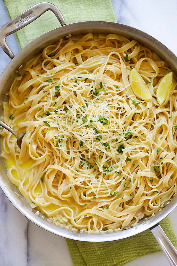 Creamy Garlic Parmesan Fettuccine in one-pot pasta with creamy garlic sauce and topped with Parmesan cheese.