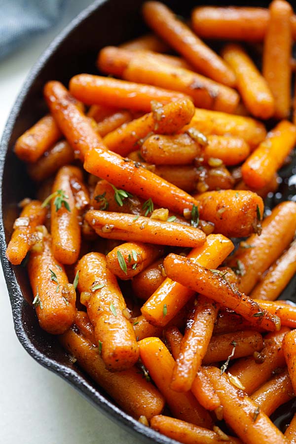 Easy and quick roasted carrots with lots of garlic, brown butter and honey.