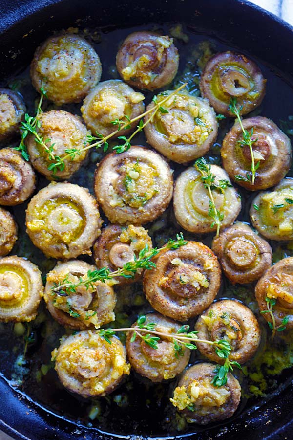 Healthy homemade buttery oven roasted mushrooms with garlic, thyme and breadcrumbs.
