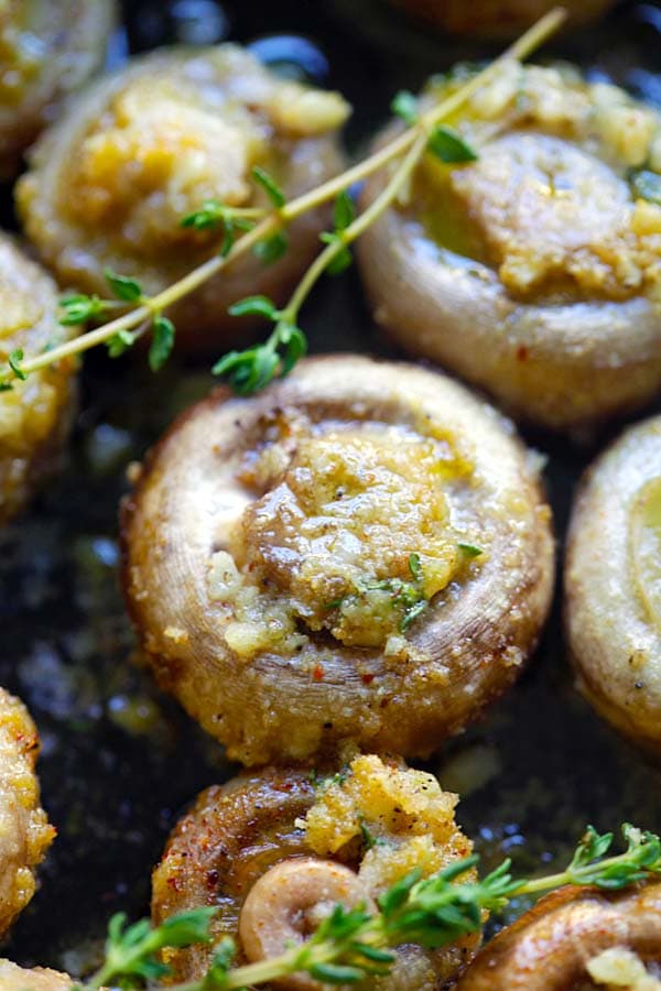 Easy roasted mushrooms with garlic, thyme and breadcrumbs ready to serve.