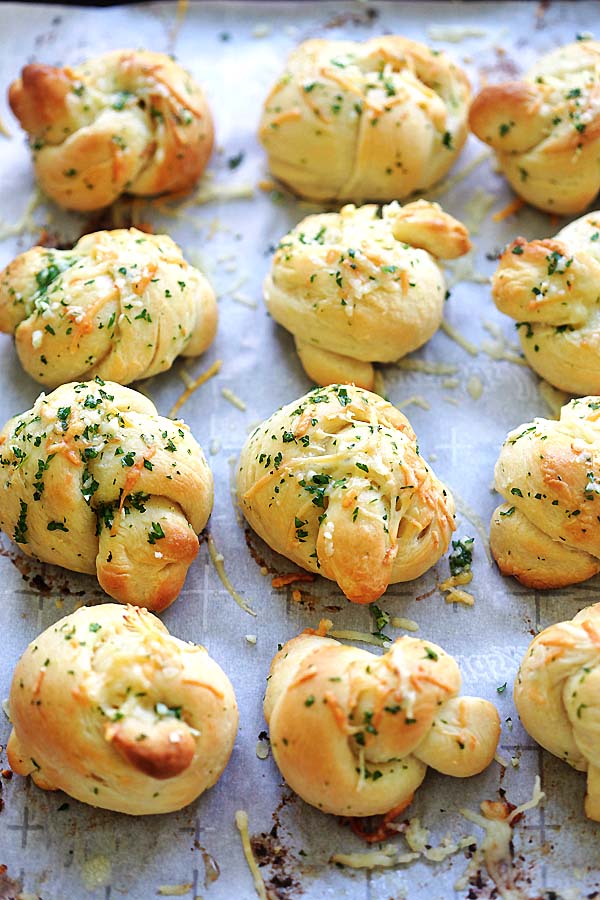 Easy and healthy bread rolls with garlic and Parmesan cheese on a baking sheet.
