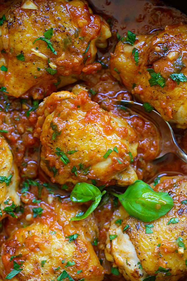 Close up easy Italian braised chicken thighs.