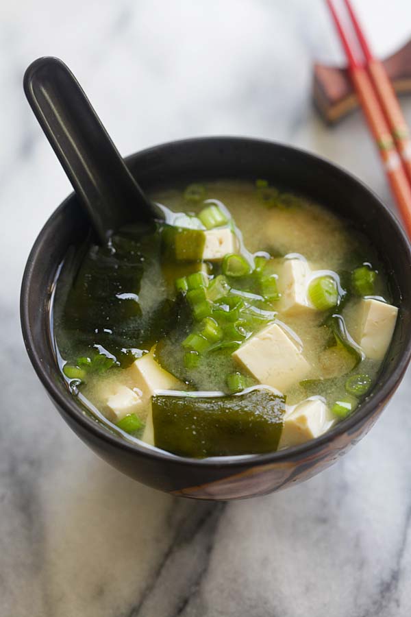 Receta de sopa de miso japonesa hecha con pasta de miso, tofu, algas y caldo dashi.