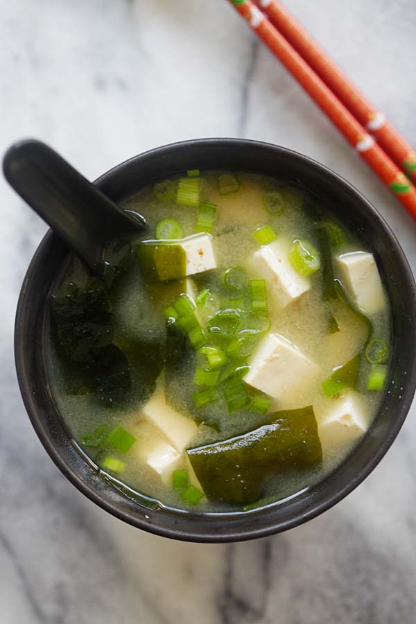 Sopa de miso en un plato de sopa japonesa.