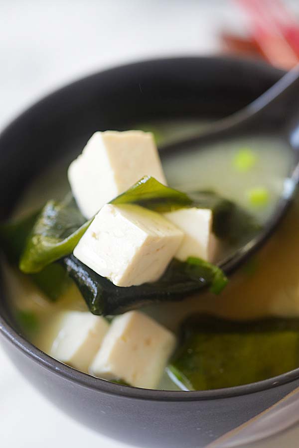 Preceita de sopa de miso iniciada com tofu, pasta de miso e algas marinhas.